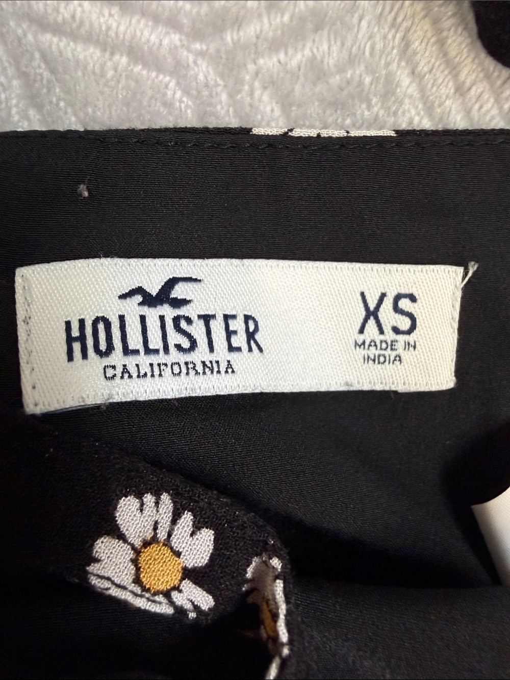 Hollister Black Floral Two-Piece Daisy Set - Picture 3 of 7